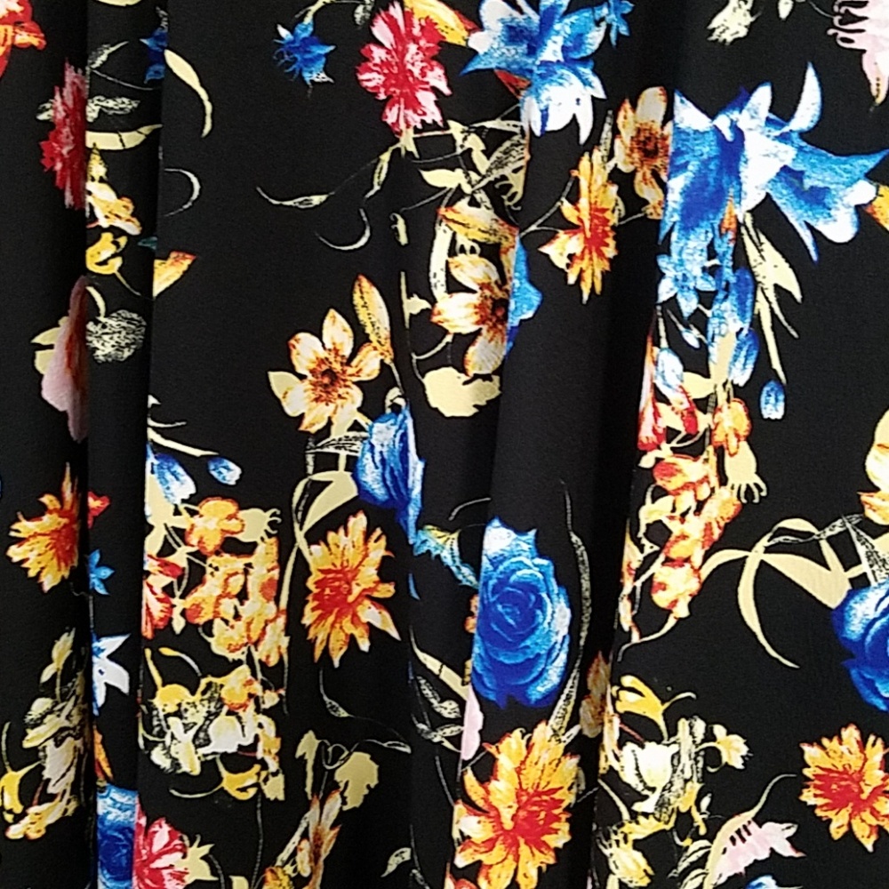 Stylist black dress with flower details - Picture 2 of 2